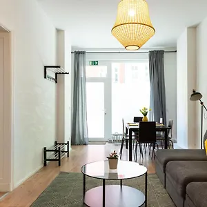 Freshly Renovated 2br&lr+walk-in Rainshower Berlin
