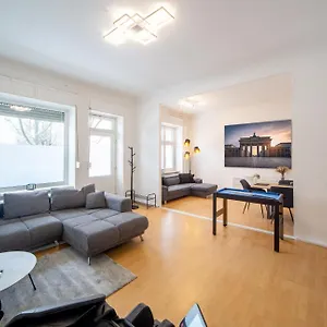 Massagesessel, King-sized Bed, Billardtisch, 2 Couches Berlin